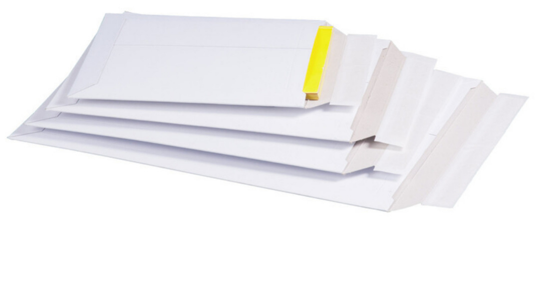 enveloppe blanche en carton compact